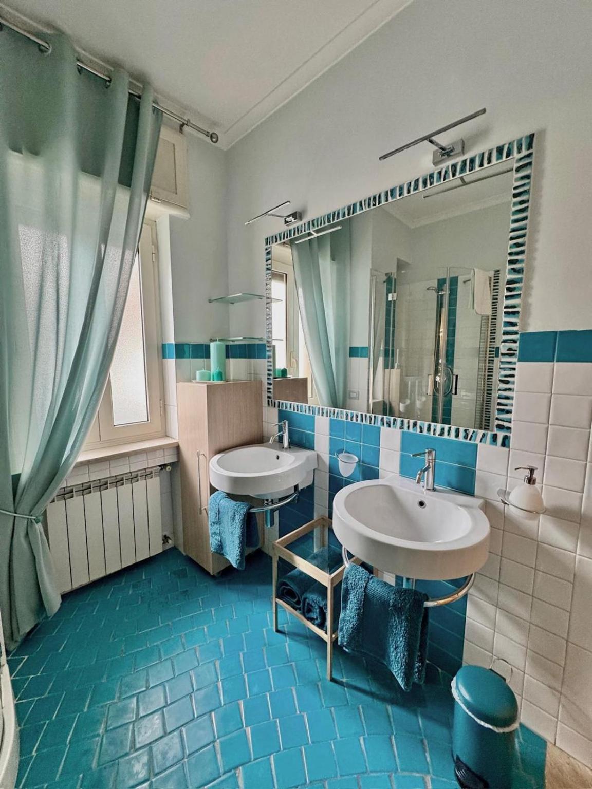 Servizi - Maison Macrì Accomodation - B&B Napoli - Cabina doccia ampia, Doppio lavabo, Finestra con vista, Asciugacapelli, Se