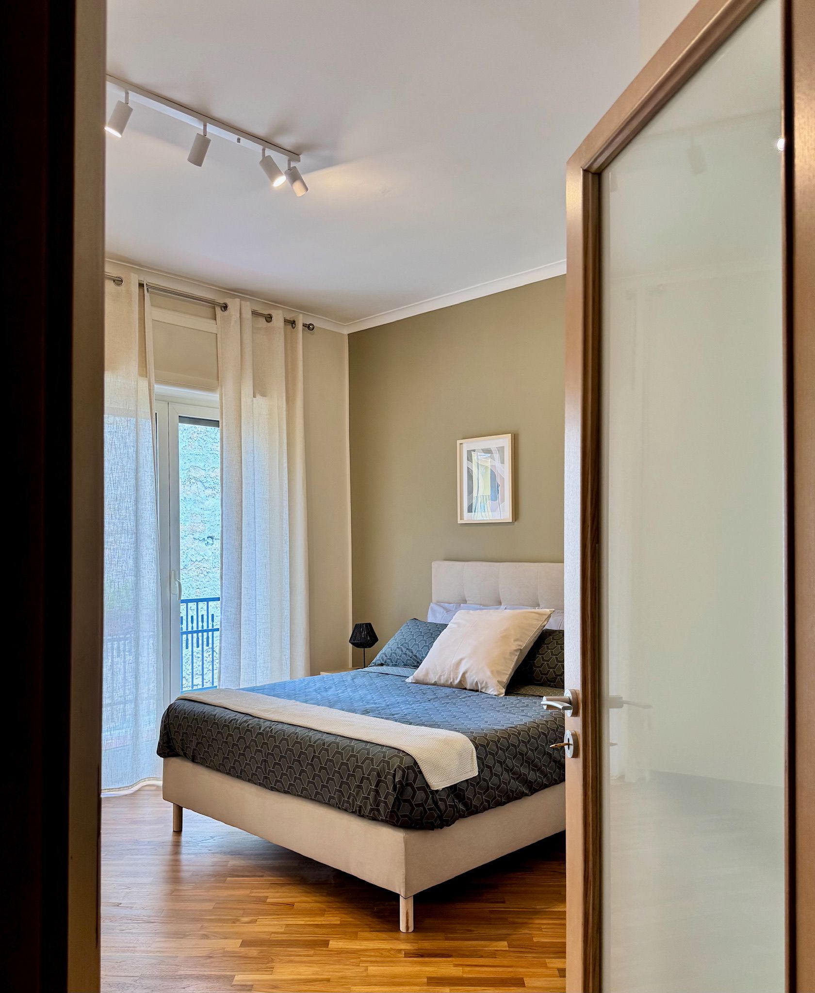 Prima Camera - Maison Macrì Accomodation - B&B Napoli - Letto matrimoniale, Aria condizionata, Cabina armadio, Consolle beaut